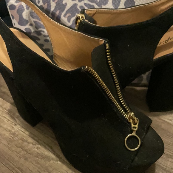 Qupid Black chunky heel, size 7 1/2.No rips or tears,great condition! - Picture 4 of 4